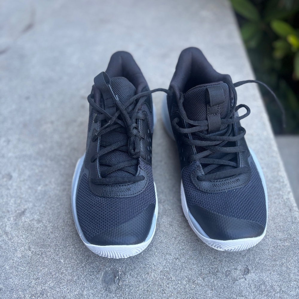 NWOT Under armour  7Y kids running shoes